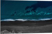 WallClassics - Dibond - Zee bij Zwarte Strand - 90x60 cm Foto op Aluminium (Wanddecoratie van metaal)
