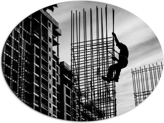 WallClassics - Dibond Ovaal - Man op constructie - Zwart Wit - 68x51 cm Foto op Ovaal (Met Ophangsysteem)