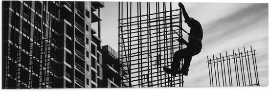 WallClassics - Vlag - Man op constructie - Zwart Wit - 90x30 cm Foto op Polyester Vlag