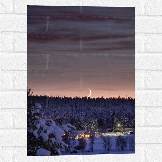 WallClassics - Muursticker - Smalle Maan boven Huisje in het Bos met Sneeuw - 40x60 cm Foto op Muursticker