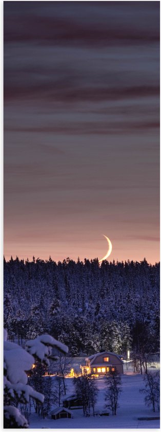 WallClassics - Poster Glanzend – Smalle Maan boven Huisje in het Bos met Sneeuw - 40x120 cm Foto op Posterpapier met Glanzende Afwerking