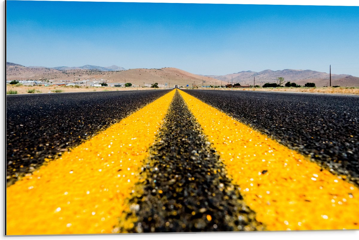 WallClassics - Dibond - Close-up van Gele Wegmarkeringen - 75x50 cm Foto op Aluminium (Met Ophangsysteem)