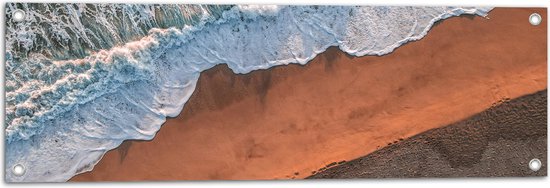 WallClassics - Tuinposter – Bovenaanzicht van Golven stromend over het Strand - 90x30 cm Foto op Tuinposter (wanddecoratie voor buiten en binnen)