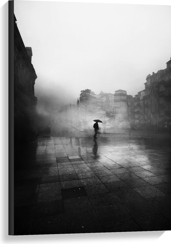 WallClassics - Canvas - Man met Paraplu alleen over Straat - Zwart Wit - 60x90 cm Foto op Canvas Schilderij (Wanddecoratie op Canvas)
