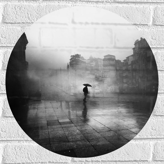 WallClassics - Muursticker Cirkel - Man met Paraplu alleen over Straat - Zwart Wit - 50x50 cm Foto op Muursticker