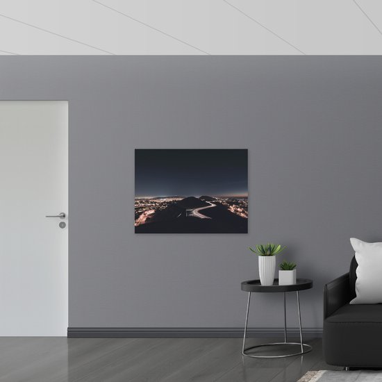 Dibond - Weg tussen de Bergen in de Nacht - 100x75 cm Foto op Aluminium (Met Ophangsysteem)