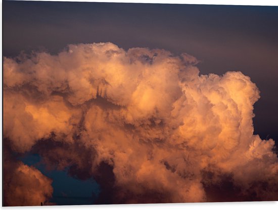 WallClassics - Dibond - Zachte Wolken door Donkere Lucht - 80x60 cm Foto op Aluminium (Wanddecoratie van metaal)