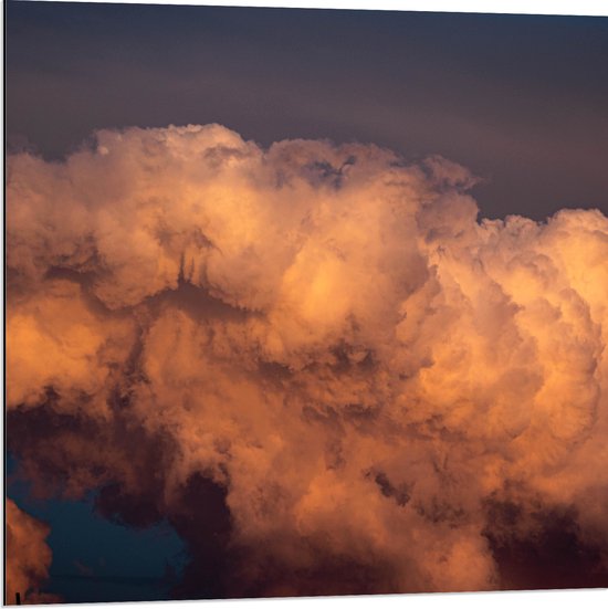 WallClassics - Dibond - Zachte Wolken door Donkere Lucht - 80x80 cm Foto op Aluminium (Met Ophangsysteem)