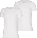 Twee witte basic t-shirts met V-hals van Apollo Bamboo, achter elkaar geplaatst.