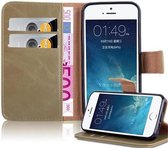 Cadorabo Hoesje voor Apple iPhone 5 / 5S / SE 2016 in CAPPUCCINO BRUIN - Beschermhoes met magnetische sluiting, standfunctie en kaartvakje Book Case Cover Etui