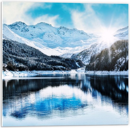 WallClassics - PVC Schuimplaat - Zonnestralen door IJsbergen aan het Water - 50x50 cm Foto op PVC Schuimplaat (Met Ophangsysteem)