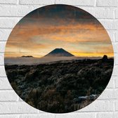 WallClassics - Muursticker Cirkel - Uitzicht op Vulkaan in de Verte - 70x70 cm Foto op Muursticker