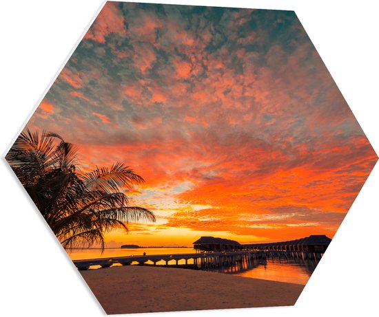 PVC Schuimplaat Hexagon - Zonsondergang op het Strand met Palmbomen en Paalwoningen - 80x69.6 cm Foto op Hexagon (Met Ophangsysteem)