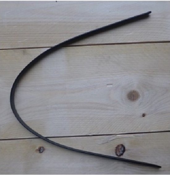 Zwarte, smalle leren riem voor hoofdstelaccessoires, gebogen op een houten ondergrond.
