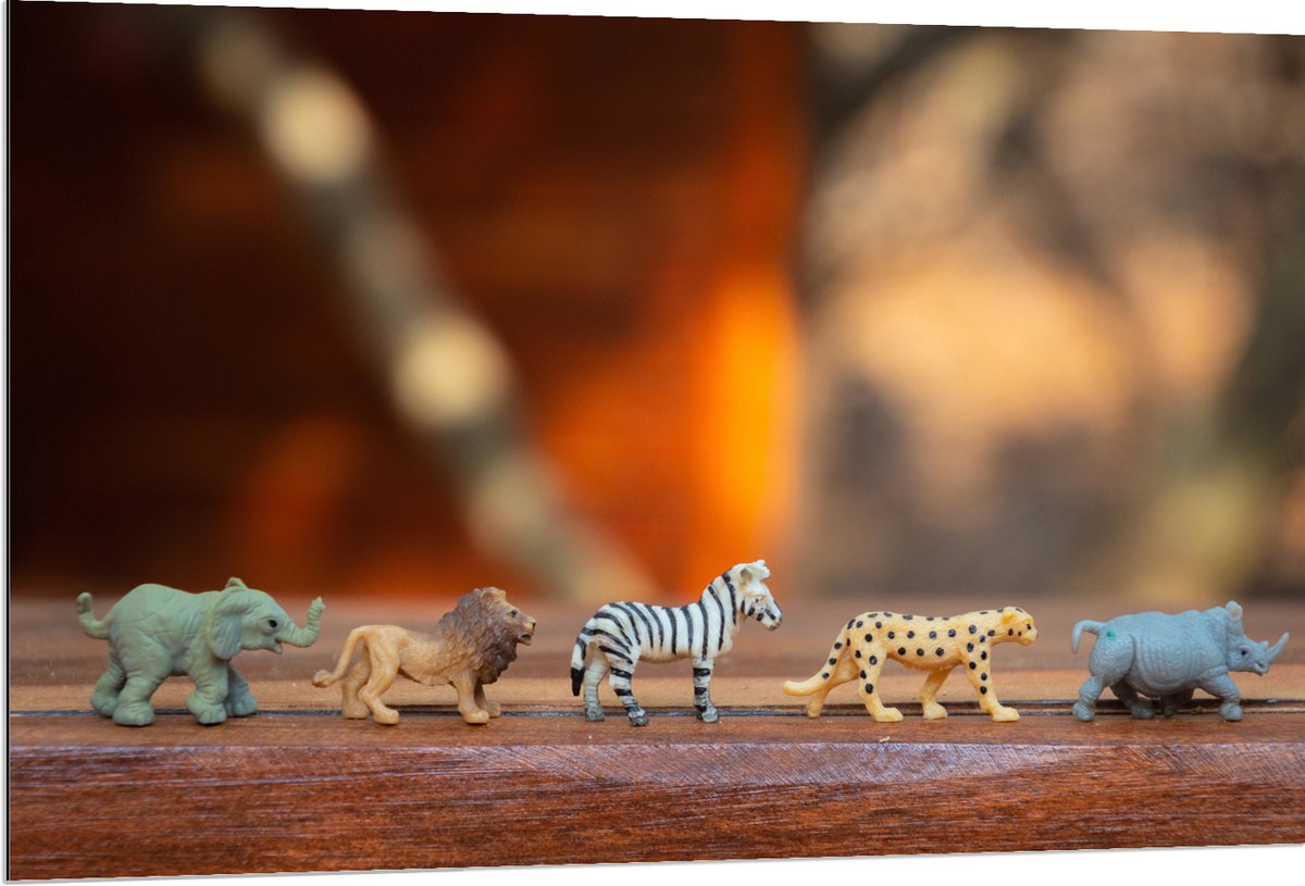 Dibond - Safari Dieren Speelgoed - 120x80 cm Foto op Aluminium (Met Ophangsysteem)