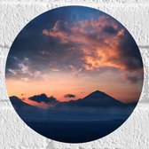 WallClassics - Muursticker Cirkel - Bergen in het Landschap onder Oranje Lucht - 20x20 cm Foto op Muursticker