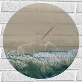 Muursticker Cirkel - Bovenaanzicht van Persoon op Verlaten Strand bij Oceaan - 50x50 cm Foto op Muursticker