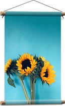 Textielposter - Gele Zonnebloemen Boeket tegen Blauwe Achtergrond - 40x60 cm Foto op Textiel