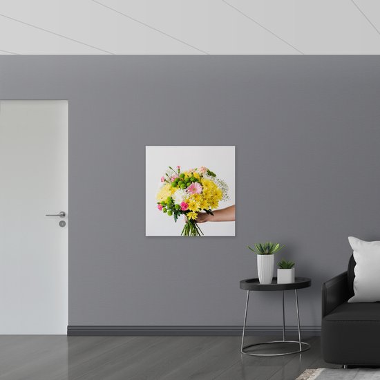 PVC Schuimplaat- Bloemboeket tegen Witte Muur in Groen, Gele en Roze Kleuren - 80x80 cm Foto op PVC Schuimplaat