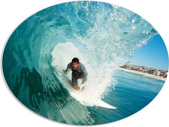 PVC Schuimplaat Ovaal - Surfer in Actie op Wilde Golf - 96x72 cm Foto op Ovaal (Met Ophangsysteem)