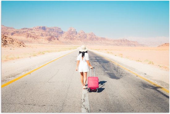 Poster Glanzend – Jongvolwassen Vrouw op Weg naar Rotsachtig Landschap - 120x80 cm Foto op Posterpapier met Glanzende Afwerking