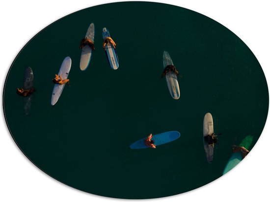 WallClassics - Dibond Ovaal - Personen op Surfborden in het Water - 68x51 cm Foto op Ovaal (Met Ophangsysteem)