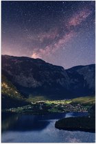 Poster Glanzend – Sterrenhemel boven Hoge Bergen bij Dorpje met Water - 40x60 cm Foto op Posterpapier met Glanzende Afwerking