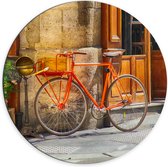 WallClassics - Dibond Muurcirkel - Oranje Fiets voor Café - 70x70 cm Foto op Aluminium Muurcirkel (met ophangsysteem)