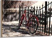 WallClassics - Hout - Rode fiets voor groen Hek - 100x75 cm - 9 mm dik - Foto op Hout (Met Ophangsysteem)