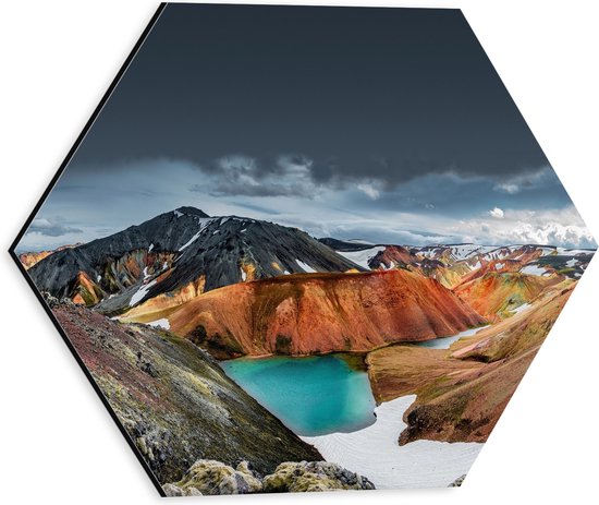 Dibond Hexagon - Water in Landschap met Bergen in Verschillende Kleuren - 30x26.1 cm Foto op Hexagon (Met Ophangsysteem)