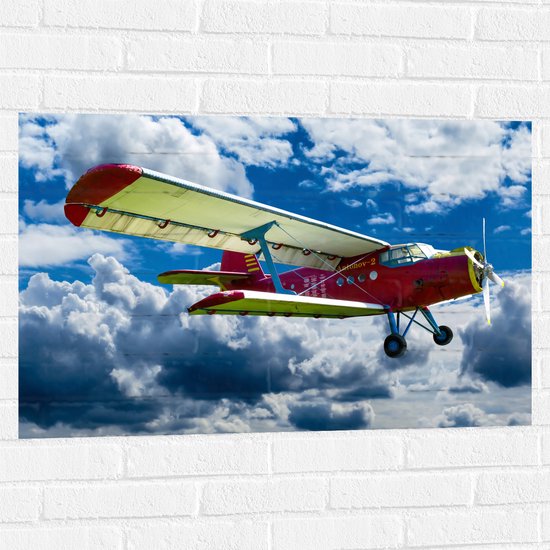 WallClassics - Muursticker - Rode Zweefvliegtuig in de Lucht - 90x60 cm Foto op Muursticker