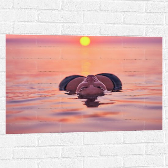 Muursticker - Vrouw met Rondingen in Zeewater tijdens Avondzon - 90x60 cm Foto op Muursticker