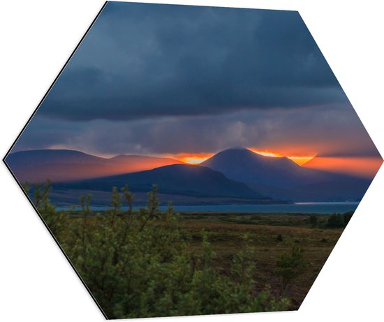 Dibond Hexagon - Verdwijnende Zon achter de Bergen in landschap - 80x69.6 cm Foto op Hexagon (Met Ophangsysteem)