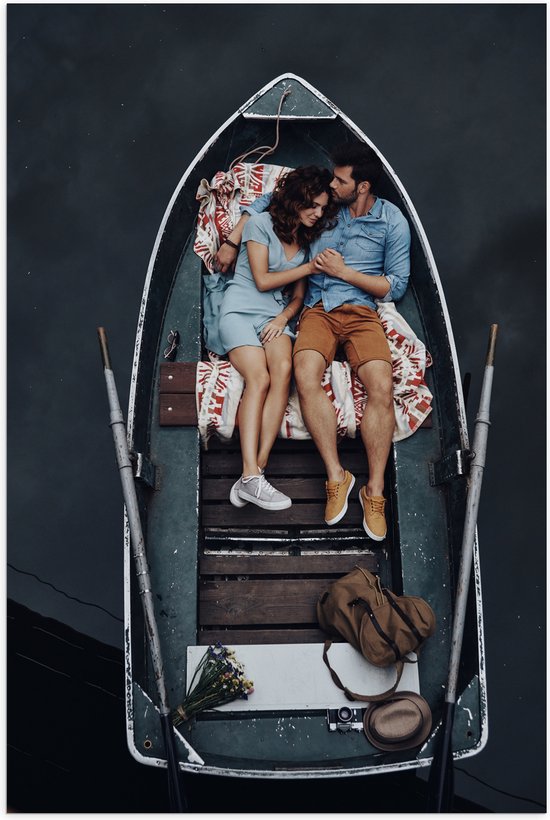 Poster (Mat) - Tafereel van Liefdevol Koppel in Vissersboot met Padels - 60x90 cm Foto op Posterpapier met een Matte look