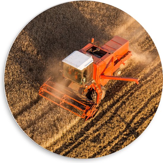 PVC Schuimplaat Muurcirkel - Uitzicht op Maaiwagen aan het Werk op Graanveld - 50x50 cm Foto op Muurcirkel (met ophangsysteem)