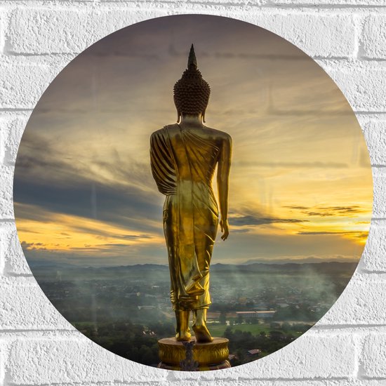 Muursticker Cirkel - Gouden Buddha op Standaard met Uitzicht op Landschap - 50x50 cm Foto op Muursticker