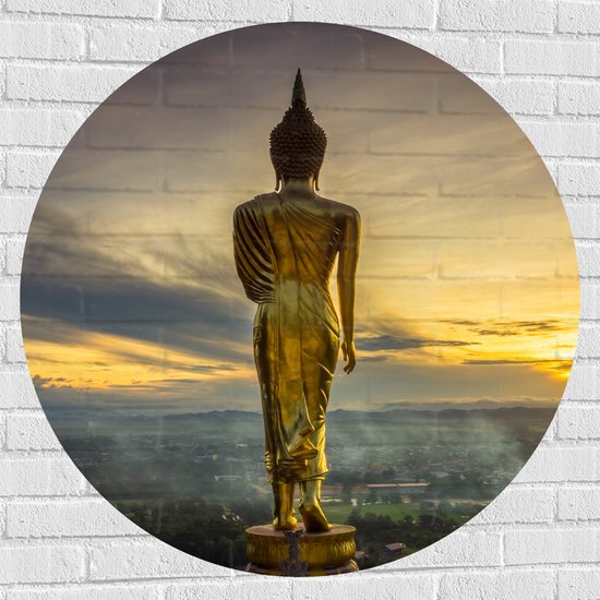 Muursticker Cirkel - Gouden Buddha op Standaard met Uitzicht op Landschap - 100x100 cm Foto op Muursticker