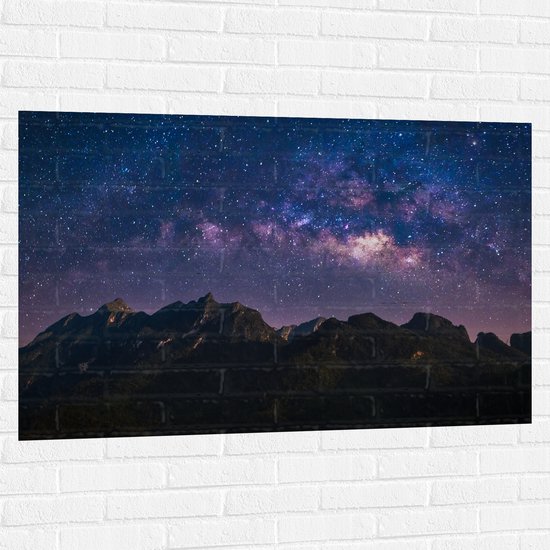 Muursticker - Heldere Sterrenhemel in de Nacht boven Bruine Bergen - 120x80 cm Foto op Muursticker