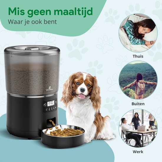 Automatische voerbak voor huisdieren, zwart, met een hond ervoor. Tekst: 'Mis geen maaltijd Waar je ook bent'. Kleine cirkels tonen: slapende persoon, vrouw met rugzak, vergadering.