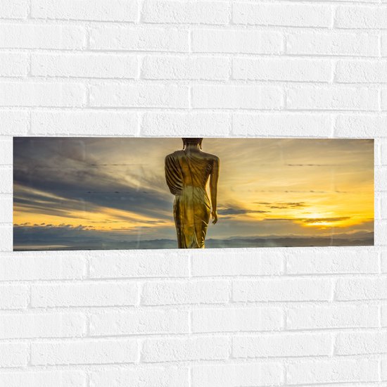 Muursticker - Gouden Buddha op Standaard met Uitzicht op Landschap - 90x30 cm Foto op Muursticker