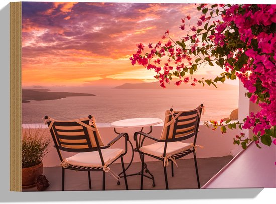 Hout - Tafel met Stoeljes op Balkon met Roze Bloemenstruik met Uitzicht op Zee - 40x30 cm - 9 mm dik - Foto op Hout (Met Ophangsysteem)