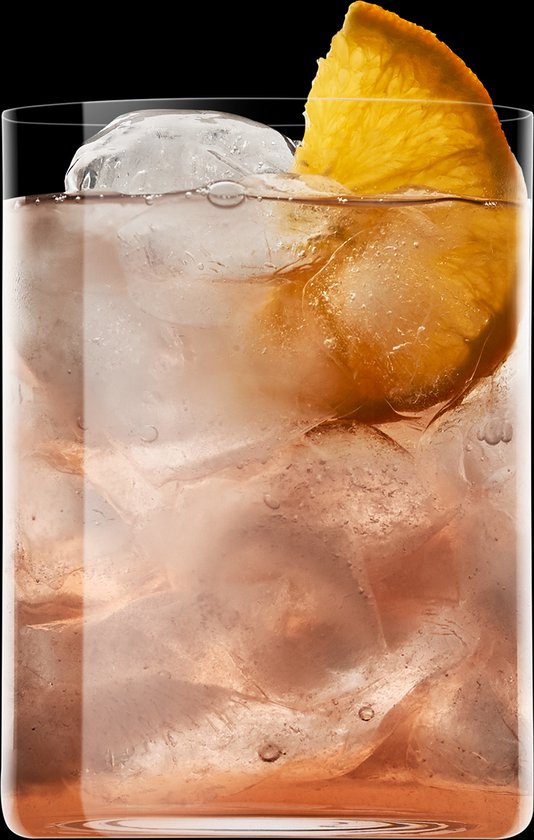 Un verre avec un liquide rose, des glaçons et une tranche d'orange.