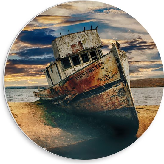 WallClassics - PVC Schuimplaat Muurcirkel - Oud Schip aangemeerd op stukje Land - 30x30 cm Foto op Muurcirkel (met ophangsysteem)