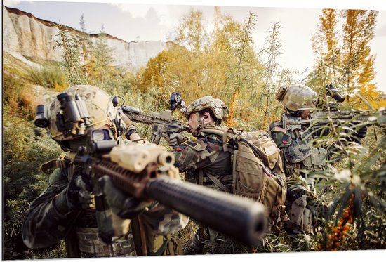 Dibond - Soldaten in Actie in Groen Landschap met Bergen - 120x80 cm Foto op Aluminium (Met Ophangsysteem)