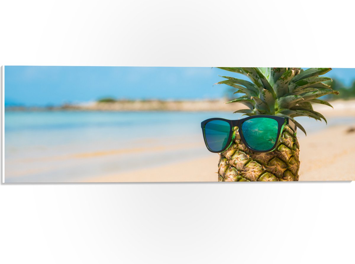 PVC Schuimplaat- Ananas met Zonnebril Chillend op het Strand - 60x20 cm Foto op PVC Schuimplaat