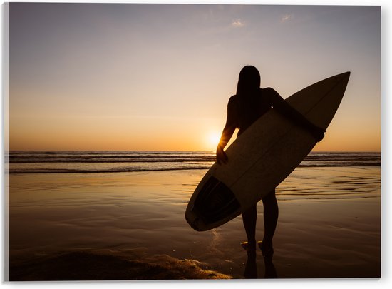 Acrylglas - Achteraanzicht van Surfer lopend over het Strand - 40x30 cm Foto op Acrylglas (Met Ophangsysteem)