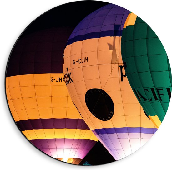WallClassics - Dibond Muurcirkel - Vier Verschillende Kleuren Luchtballonnen in het Donker - 40x40 cm Foto op Aluminium Muurcirkel (met ophangsysteem)