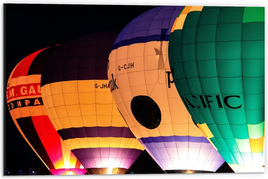WallClassics - Dibond - Vier Verschillende Kleuren Luchtballonnen in het Donker - 60x40 cm Foto op Aluminium (Met Ophangsysteem)