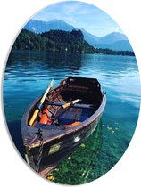 WallClassics - PVC Schuimplaat Ovaal - Klein Houten Vissersbootje in Helder Water - 42x56 cm Foto op Ovaal (Met Ophangsysteem)