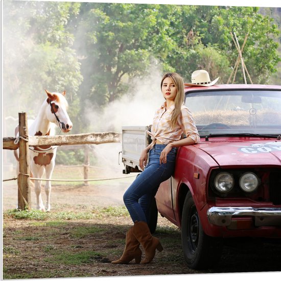 PVC Schuimplaat - Cowgirl Leunend op Rode Auto bij Paard - 80x80 cm Foto op PVC Schuimplaat (Met Ophangsysteem)